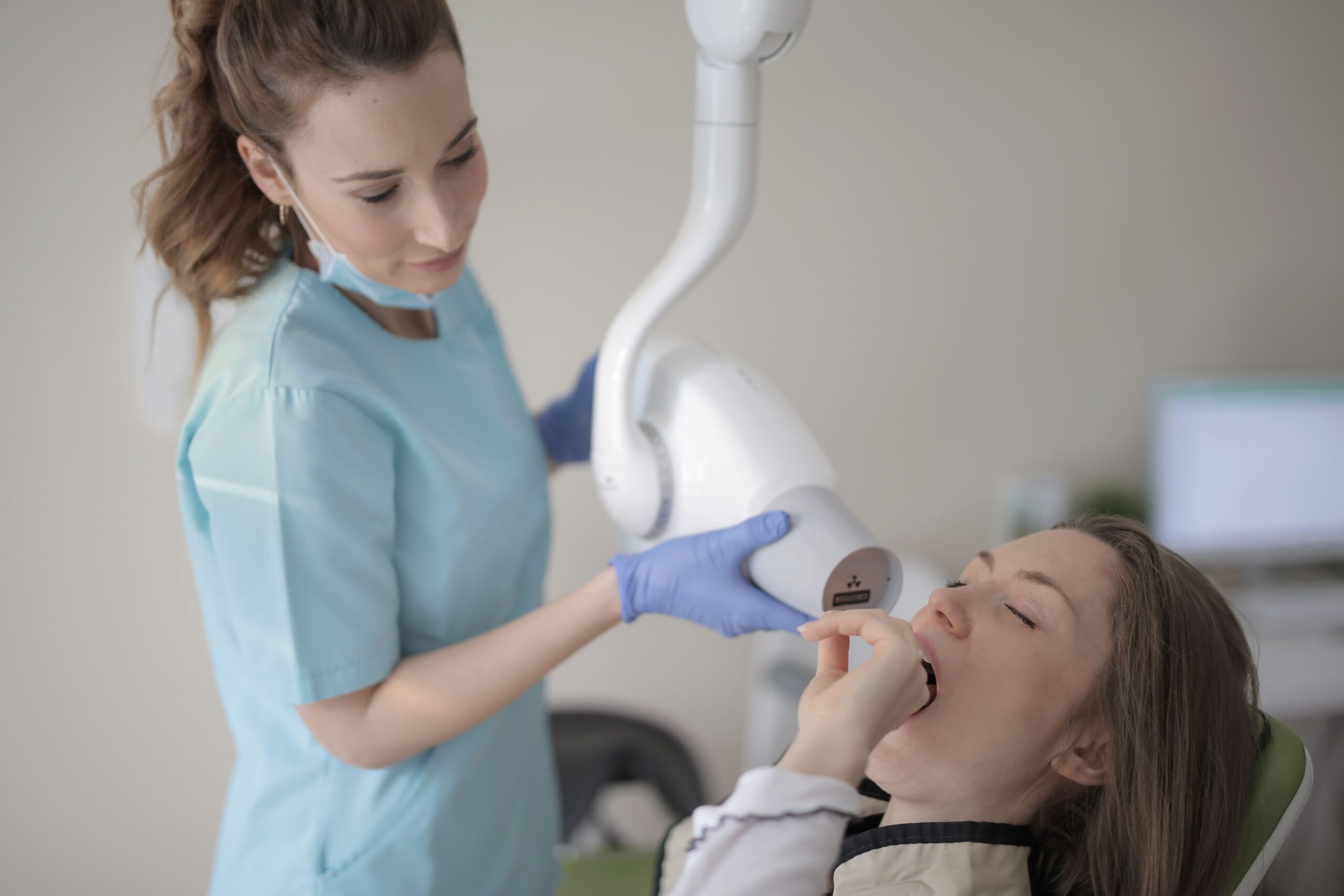 Dentista atendiendo a paciente en clínica dental Madrid