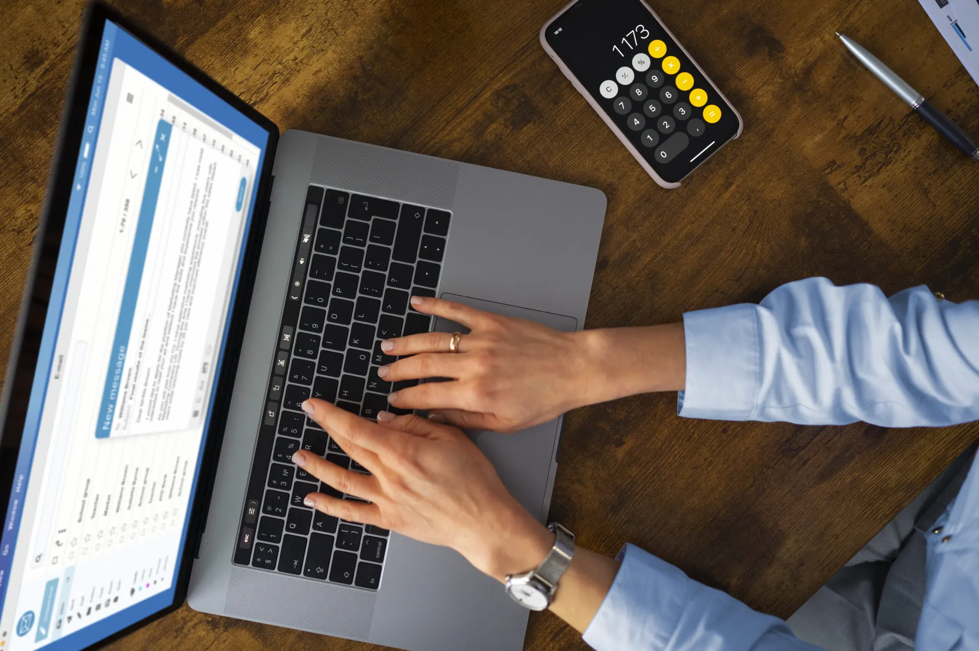 Vista cenital de una persona revisando datos de una web en un portátil