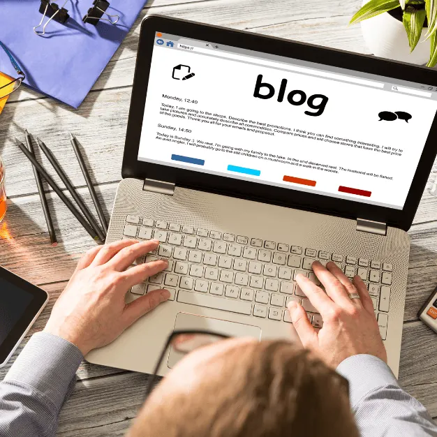 Persona redactando contenidos para un blog desde un ordenador portátil