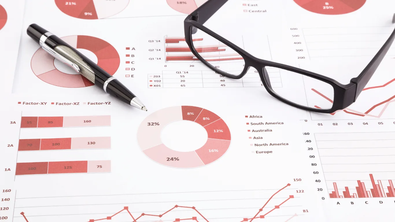 Informes con gráficos y datos sobre una mesa de trabajo