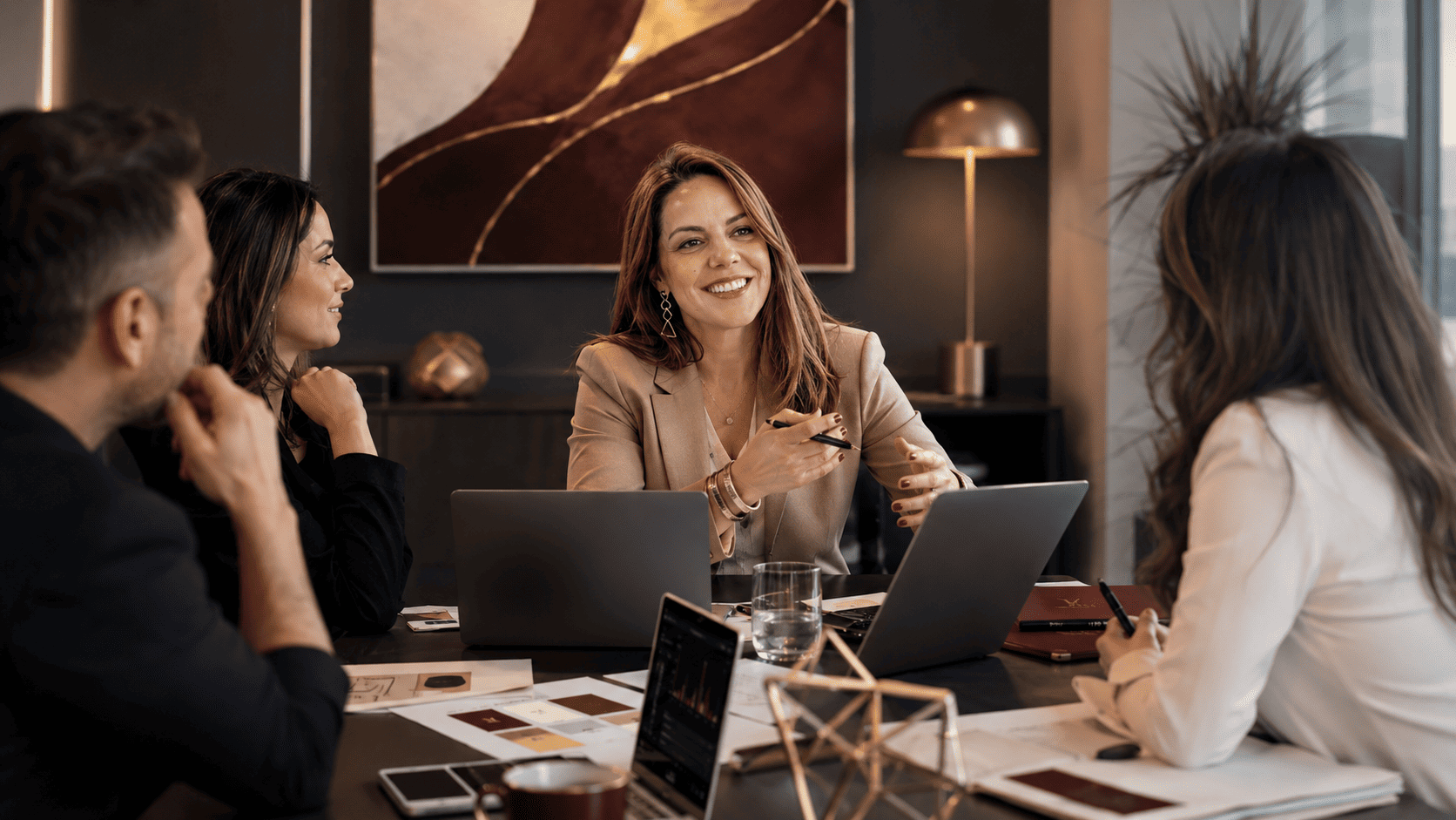 Profesional coordinando una reunión estratégica con colaboradores para un proyecto de clínica