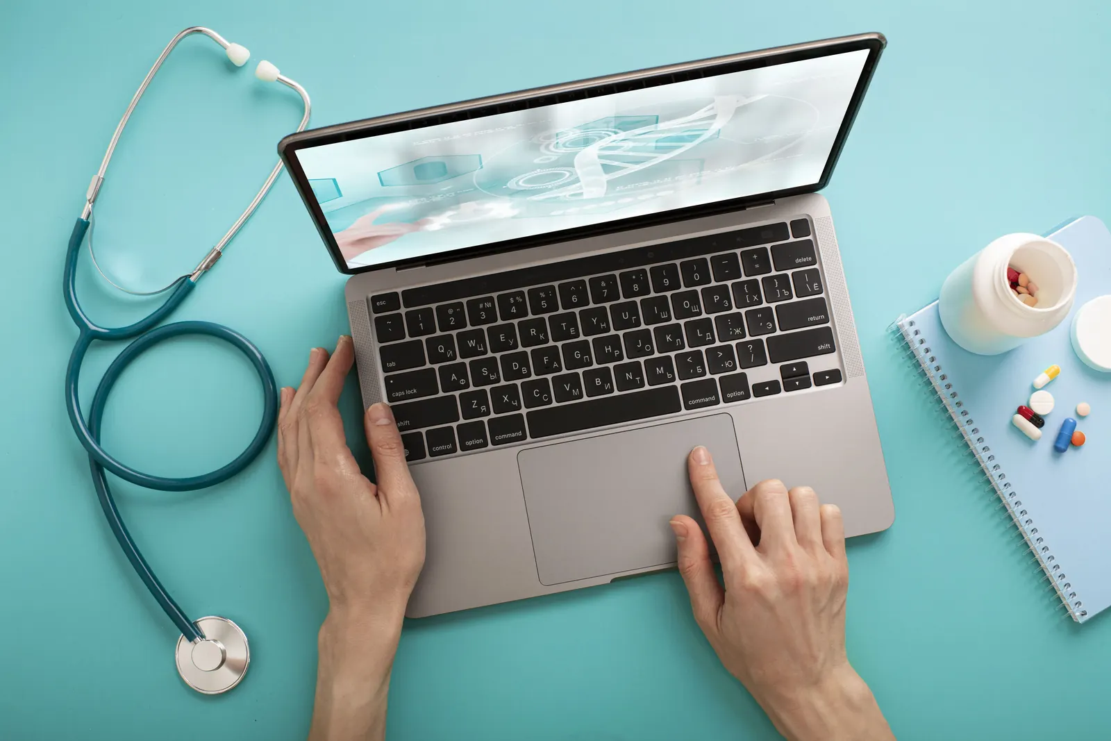 Profesional sanitaria utilizando un portátil para gestionar información clínica