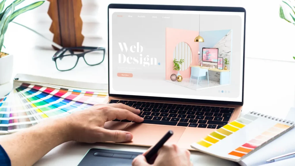 Diseñadora trabajando en una página web desde un ordenador portátil