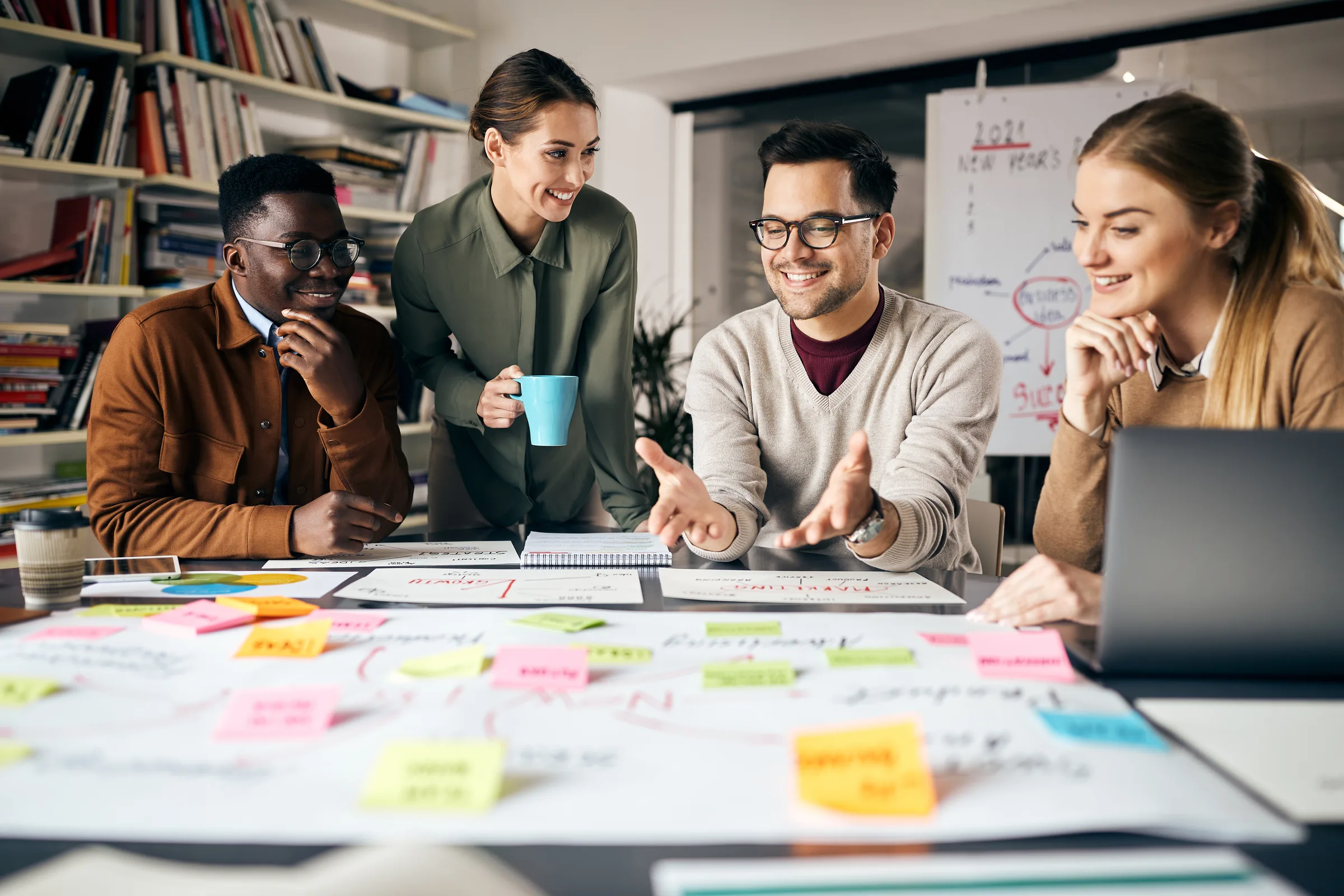 Sesión de trabajo sobre una estrategia digital con notas y esquemas
