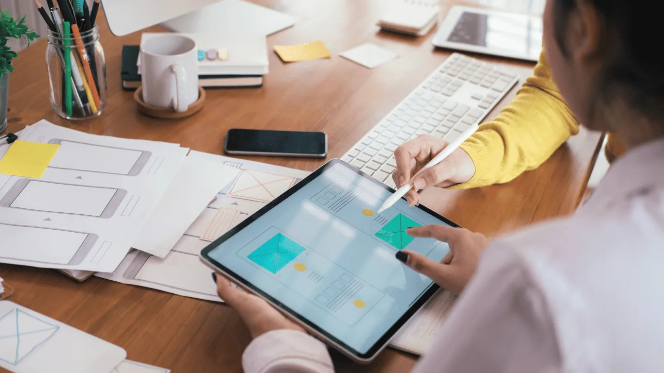 Profesional planificando campañas y revisando datos en una tableta