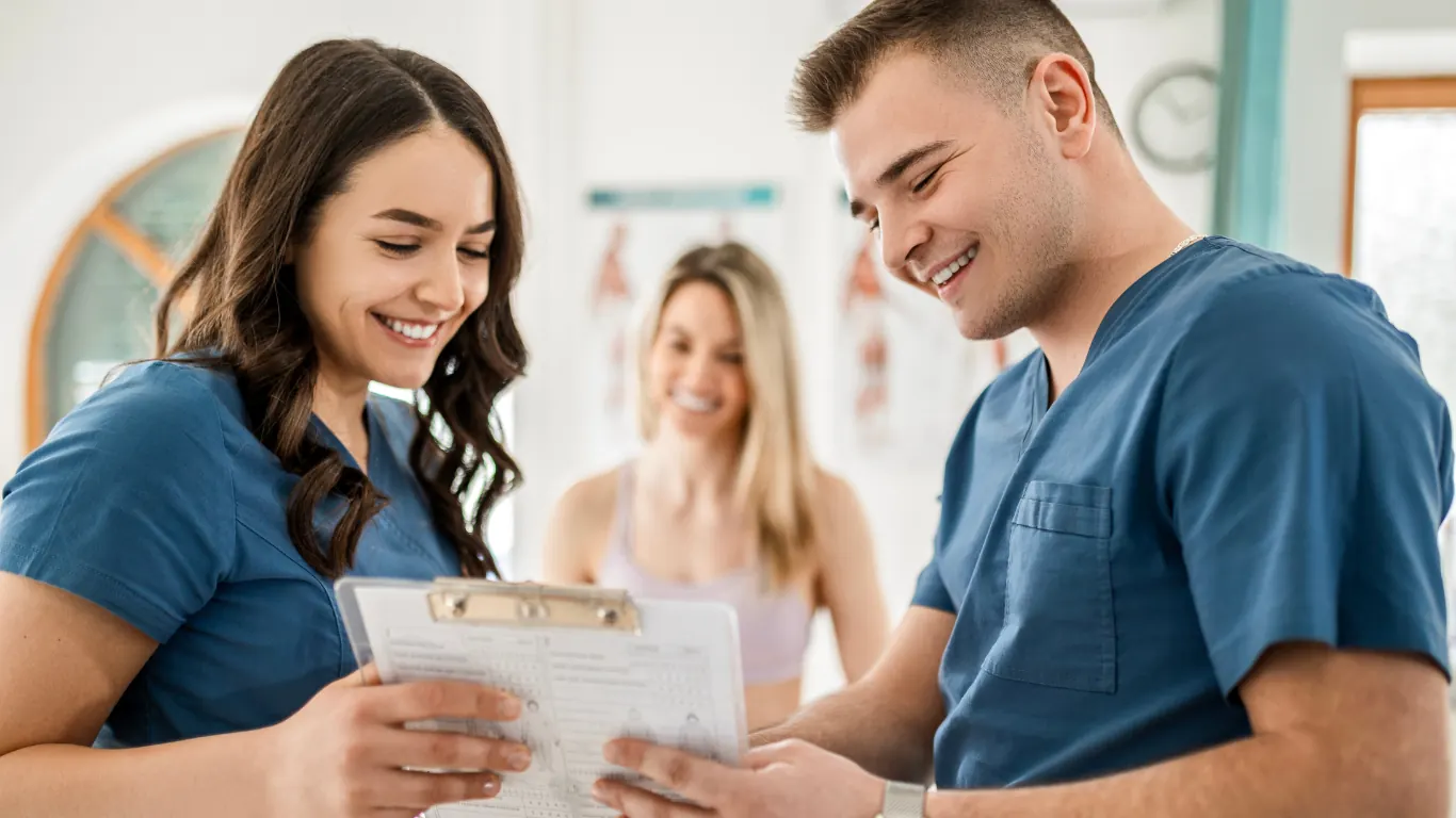Profesionales sanitarios revisando información de un paciente en una clínica