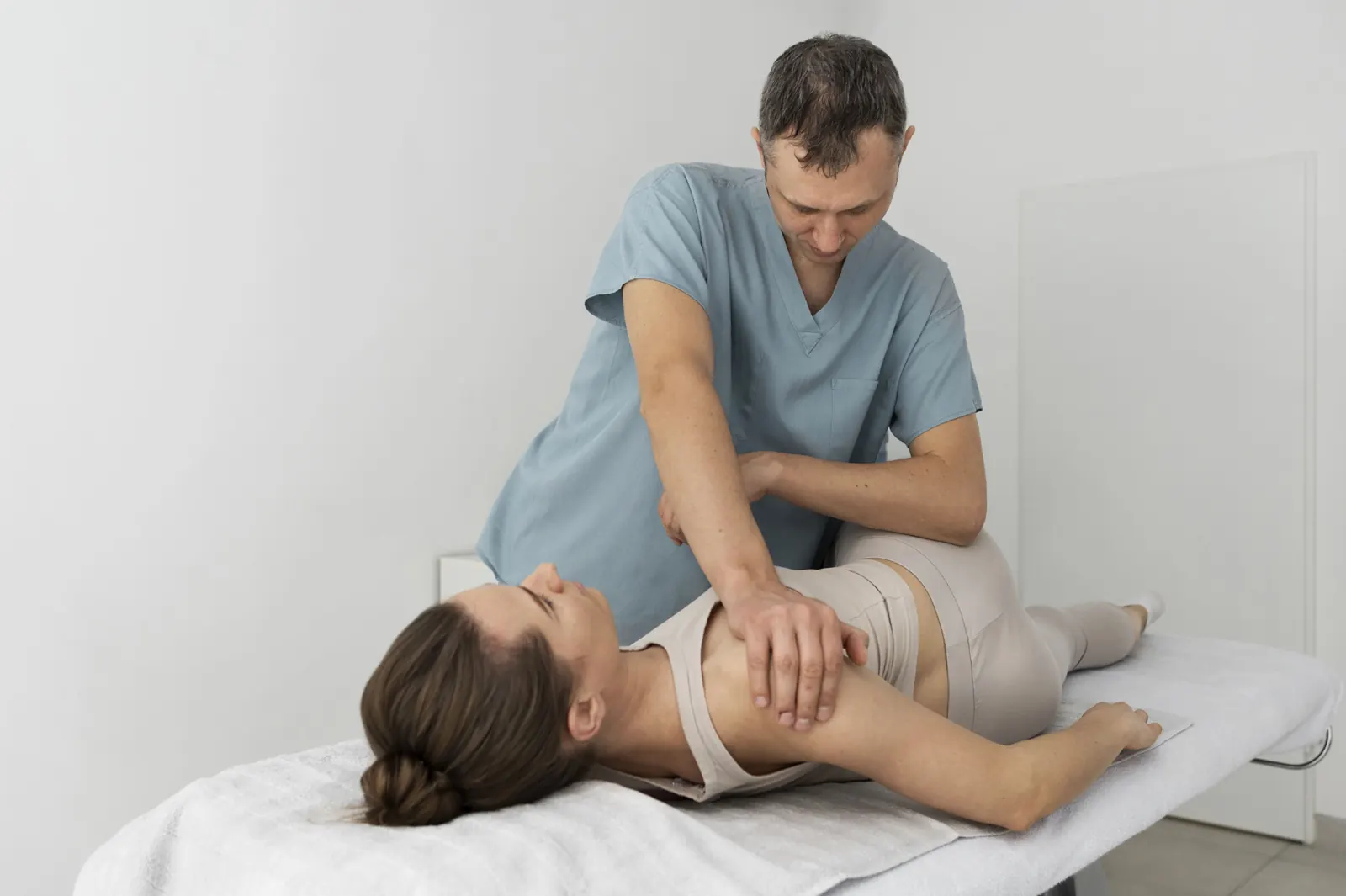 Fisioterapeuta evaluando a una paciente antes del tratamiento