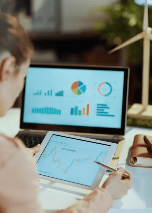 Profesional revisando gráficos de visibilidad y resultados digitales